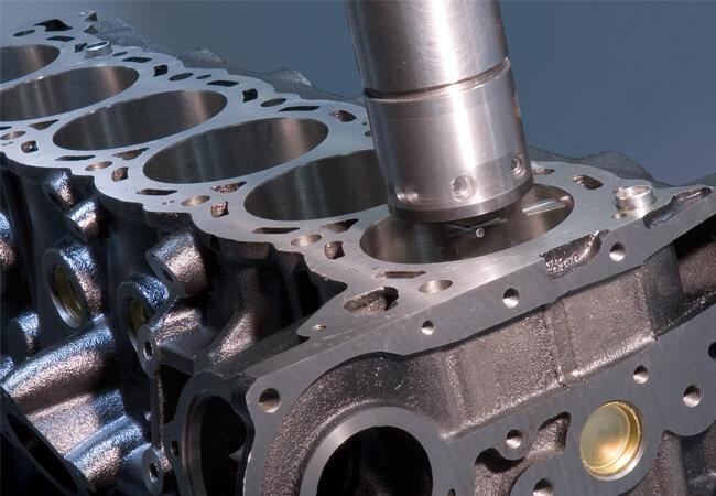 Bancada de retífica de motores em usinagem